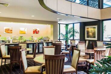 هتل Quality Inn & Suites