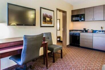 هتل Quality Inn & Suites