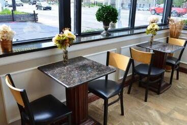 هتل Quality Inn Detroit Downtown