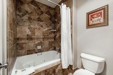 هتل Silver King By All Seasons Resort Lodging