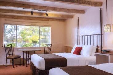 هتل Sky Ranch Lodge