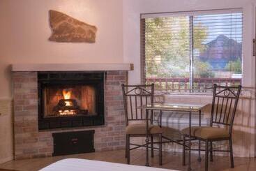 هتل Sky Ranch Lodge