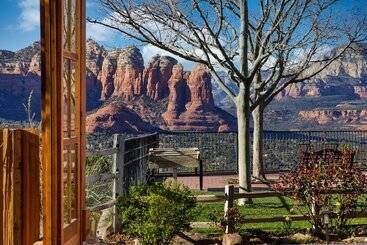 هتل Sky Ranch Lodge