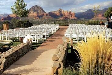 هتل Sky Ranch Lodge