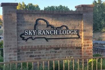 هتل Sky Ranch Lodge