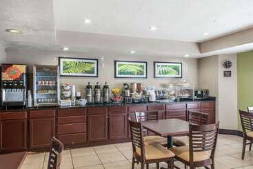 בית מלון כפרי Sleep Inn Airport