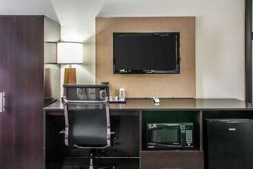 בית מלון כפרי Sleep Inn Airport