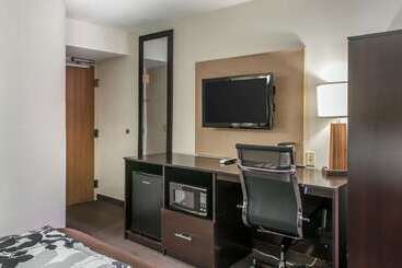 בית מלון כפרי Sleep Inn Airport