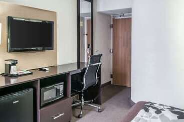 בית מלון כפרי Sleep Inn Airport