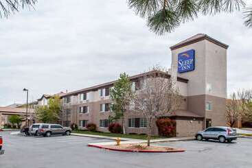 בית מלון כפרי Sleep Inn Airport