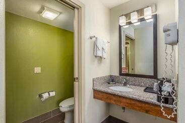 בית מלון כפרי Sleep Inn Airport