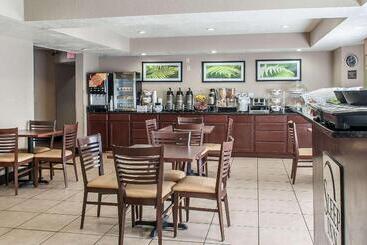בית מלון כפרי Sleep Inn Airport