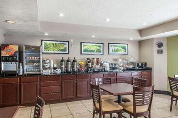 בית מלון כפרי Sleep Inn Airport