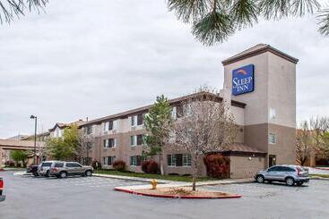 בית מלון כפרי Sleep Inn Airport