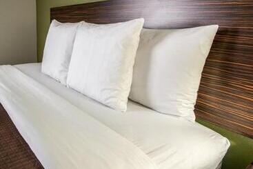 בית מלון כפרי Sleep Inn Airport