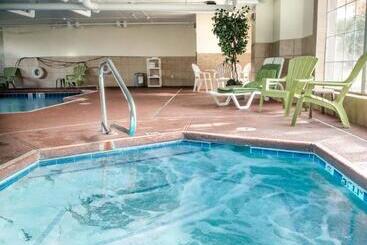 בית מלון כפרי Sleep Inn Airport