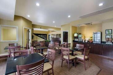 هتل Sleep Inn Hanes Mall
