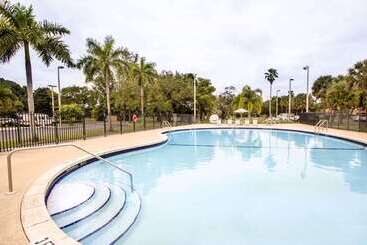 هتل Sleep Inn Miami Airport