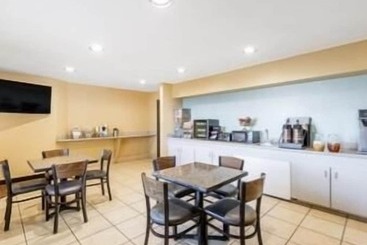 هتل Super 8 By Wyndham Midland