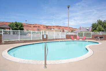 هتل Super 8 By Wyndham St. George Ut