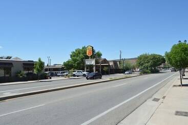 هتل Super 8 By Wyndham St. George Ut