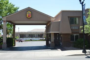 هتل Super 8 By Wyndham St. George Ut