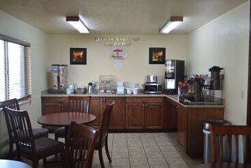 هتل Super 8 By Wyndham St. George Ut