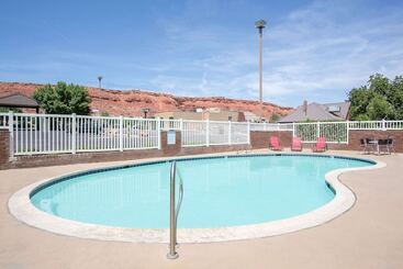 هتل Super 8 By Wyndham St. George Ut