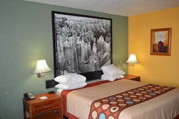 هتل Super 8 By Wyndham St. George Ut