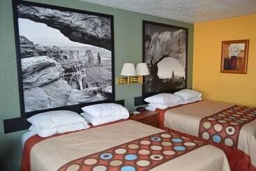 هتل Super 8 By Wyndham St. George Ut