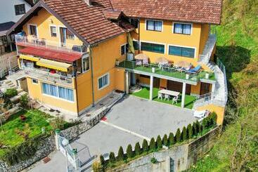 پانسیون Lola S House