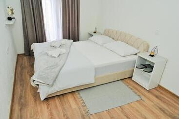 پانسیون Lola S House