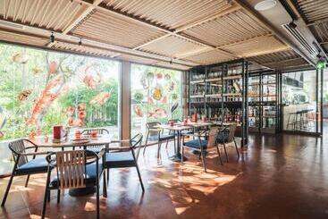 استراحتگاه Avani+ Mai Khao Phuket Suites