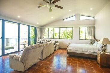 تختخواب و صبحانه Seven Color Sea View Villa
