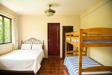 تختخواب و صبحانه Seven Color Sea View Villa