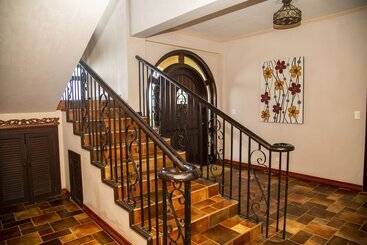 تختخواب و صبحانه Seven Color Sea View Villa