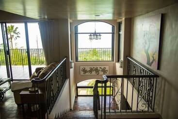 تختخواب و صبحانه Seven Color Sea View Villa