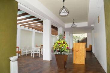 هتل Cloud 9 Negombo