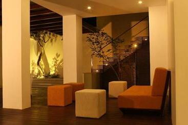 هتل Cloud 9 Negombo