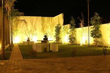 هتل Cloud 9 Negombo