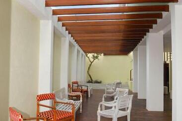 هتل Cloud 9 Negombo