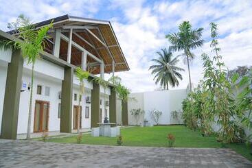 هتل Cloud 9 Negombo