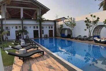 هتل Cloud 9 Negombo
