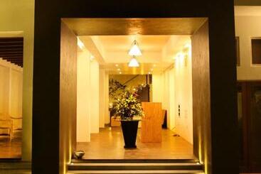 هتل Cloud 9 Negombo