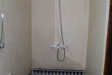 تختخواب و صبحانه Dar Alami Salaj