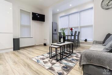 تختخواب و صبحانه Ricky Road Guest House   Wizard Studio Room Available To Book Now