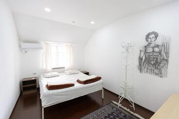 Light Hostel
