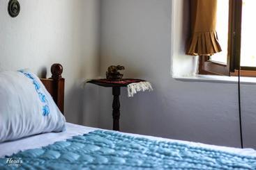 پانسیون Flora S Guesthouse The Fir Gate