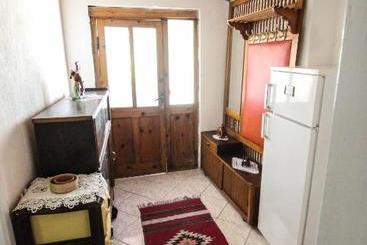 پانسیون Flora S Guesthouse  The Fir Gate