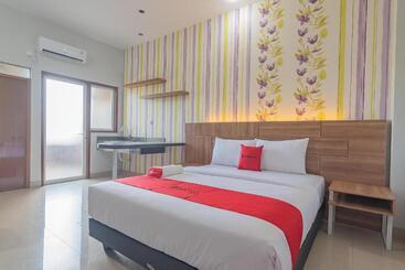 پانسیون Reddoorz Plus Near Taman Budaya Samarinda